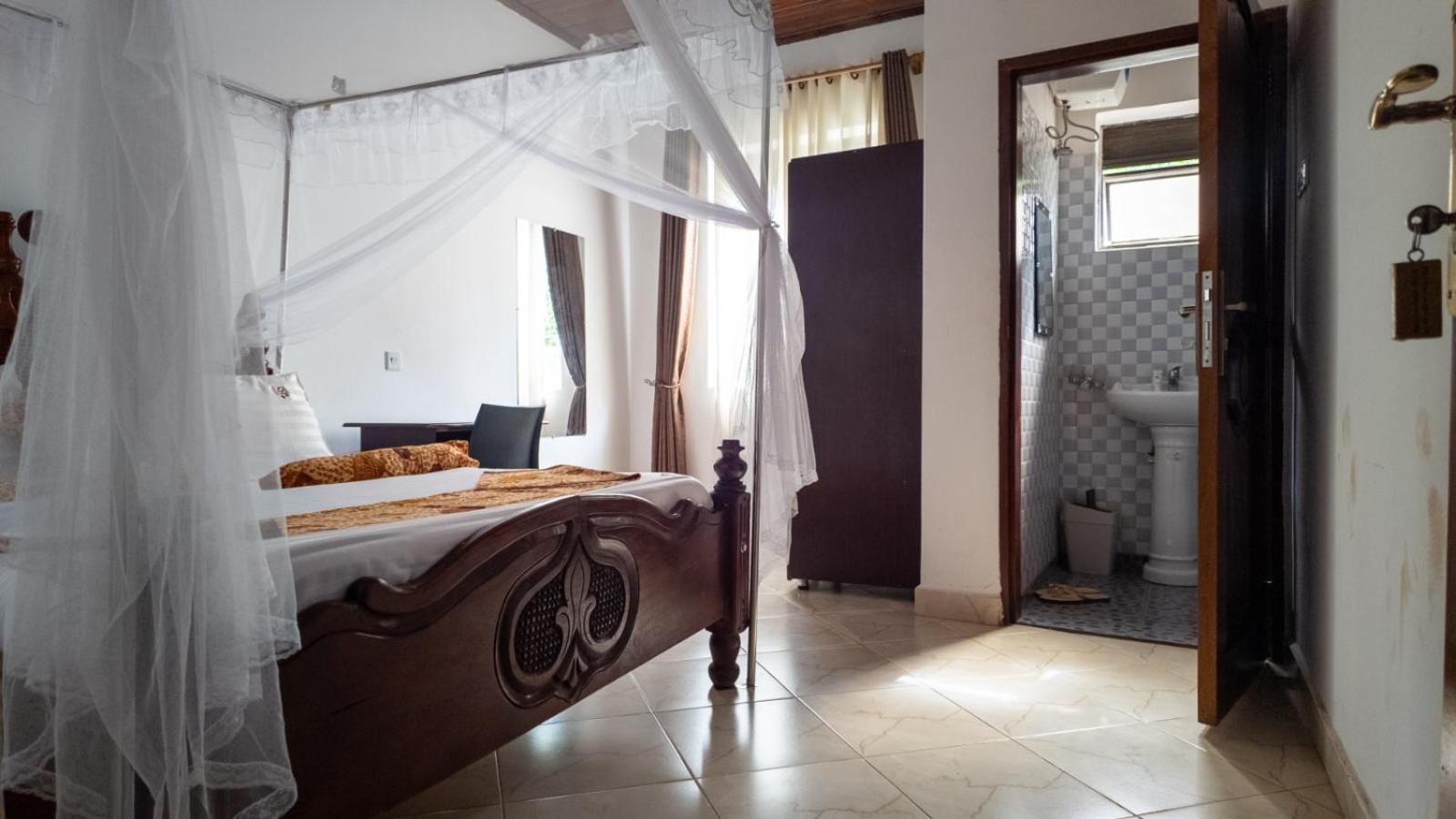Riverside Resort Hotel Kabale Luaran gambar